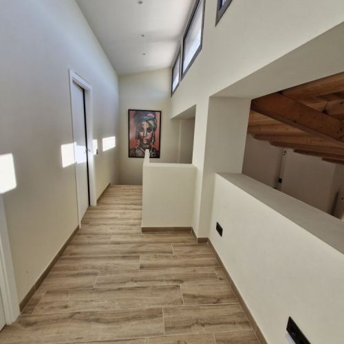 Passadís amb vista al menjador d'abaix